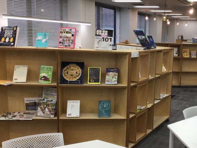 関連本展示写真