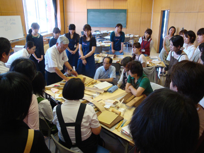 「製本修理講習会」の様子